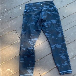 LULULEMON CAMO LEGGINGS - size 8